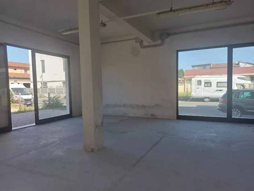 Immagine 13 di Magazzino in affitto  a Santa Croce Sull'arno