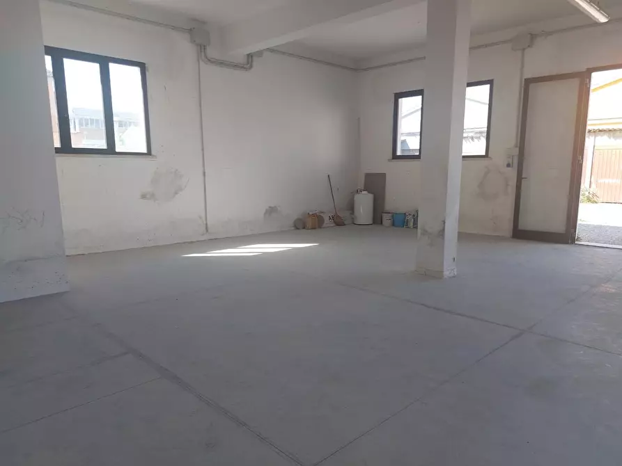 Immagine 11 di Magazzino in affitto  a Santa Croce Sull'arno