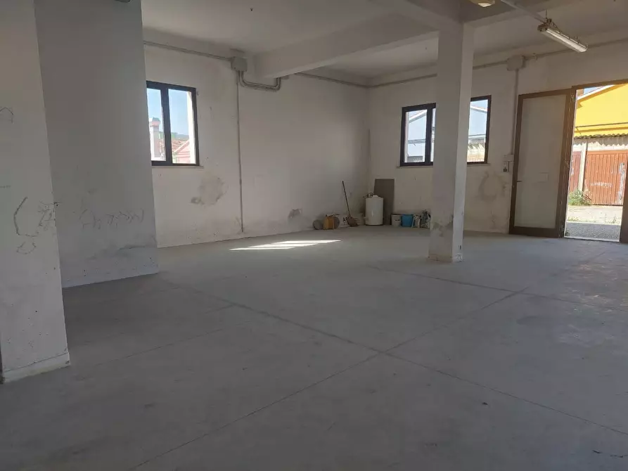 Immagine 2 di Magazzino in affitto  a Santa Croce Sull'arno