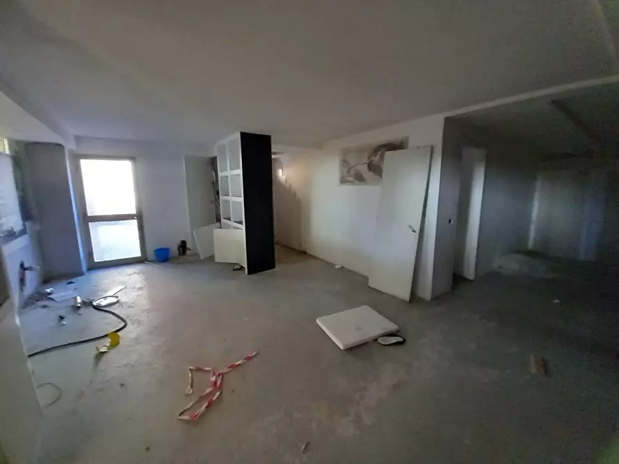 Immagine 3 di Locale commerciale in vendita  a Cascina