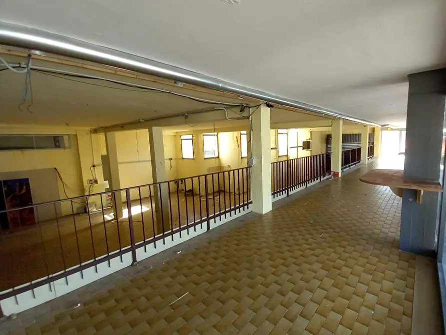 Immagine 2 di Locale commerciale in vendita  a Cascina