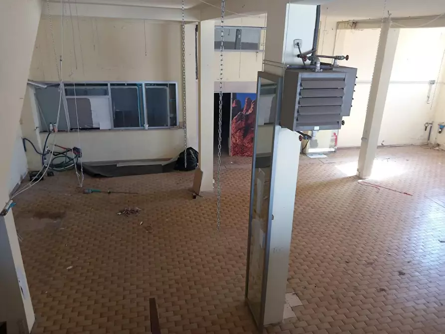 Immagine 6 di Locale commerciale in vendita  a Cascina