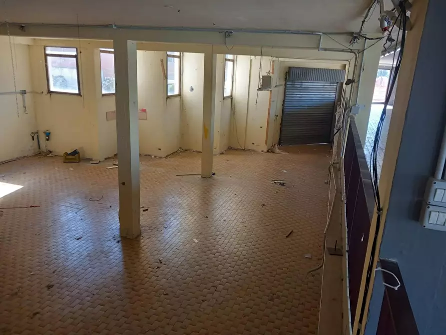 Immagine 7 di Locale commerciale in vendita  a Cascina