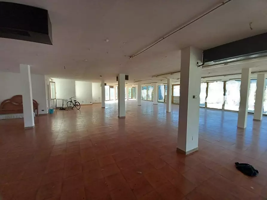 Immagine 2 di Showroom in vendita  a Cascina