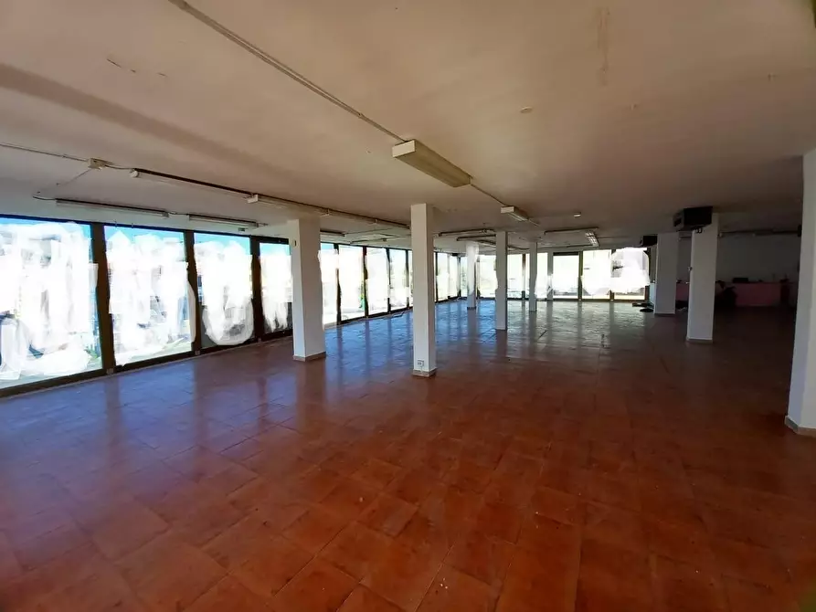Immagine 3 di Showroom in vendita  a Cascina