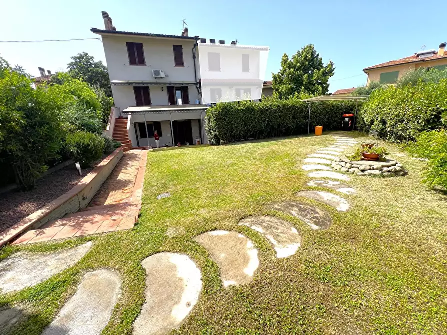 Immagine 1 di Casa bifamiliare in vendita  a Pontedera