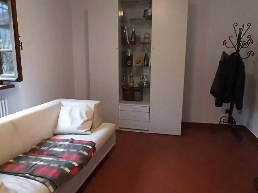 Immagine 1 di Porzione di casa in vendita  a Camaiore