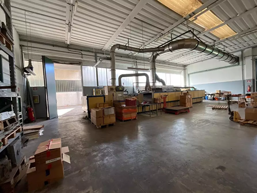 Immagine 11 di Attività artigianale in vendita  a Calcinaia