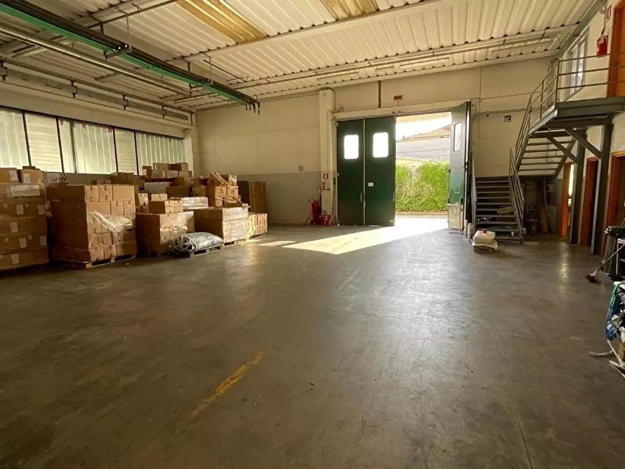 Immagine 18 di Attività artigianale in vendita  a Calcinaia