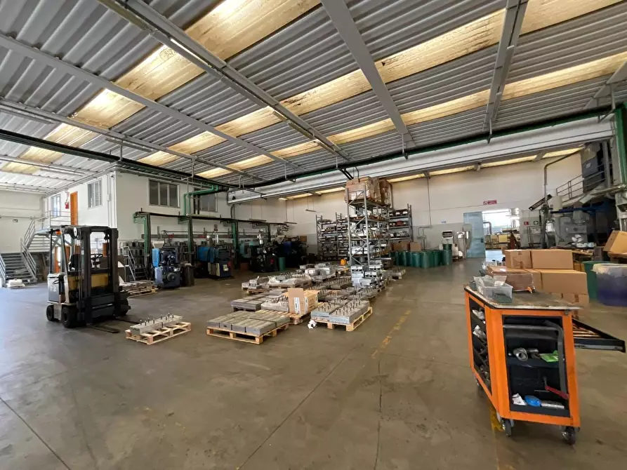 Immagine 15 di Attività artigianale in vendita  a Calcinaia