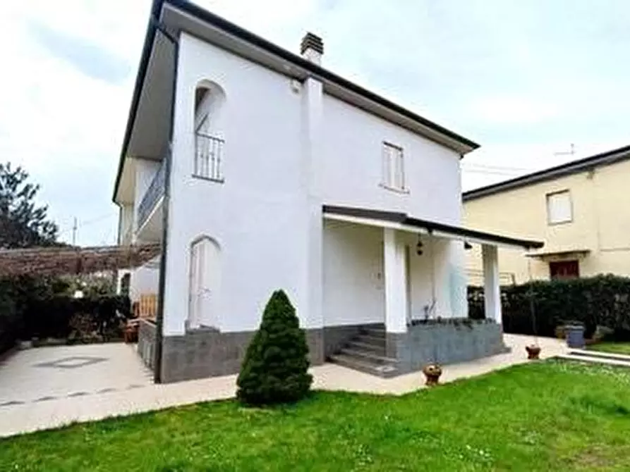 Immagine 9 di Casa bifamiliare in vendita  a Viareggio