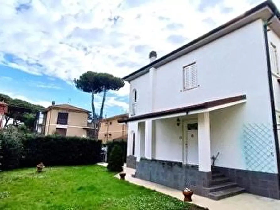 Immagine 17 di Casa bifamiliare in vendita  a Viareggio