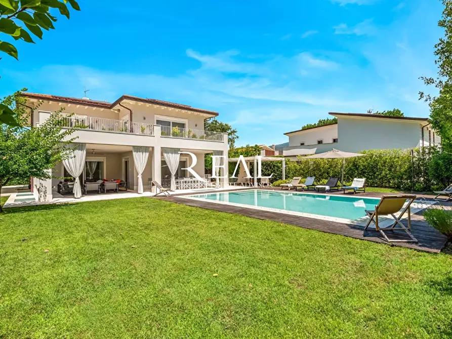 Immagine 1 di Villa in affitto  a Forte Dei Marmi