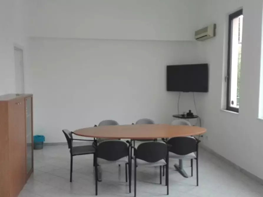 Immagine 7 di Ufficio in affitto  a Carrara