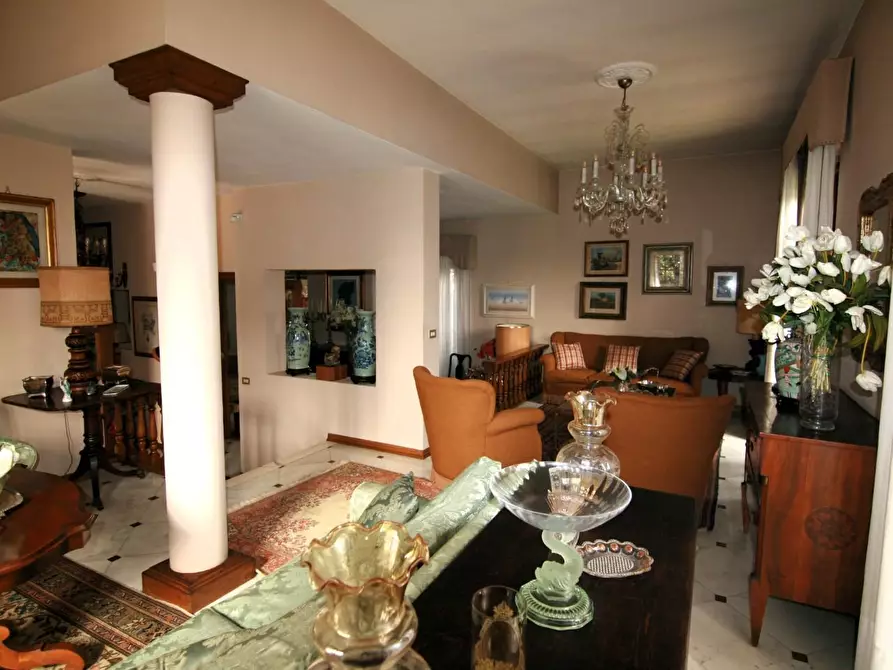 Immagine 2 di Villa in vendita  a Carrara