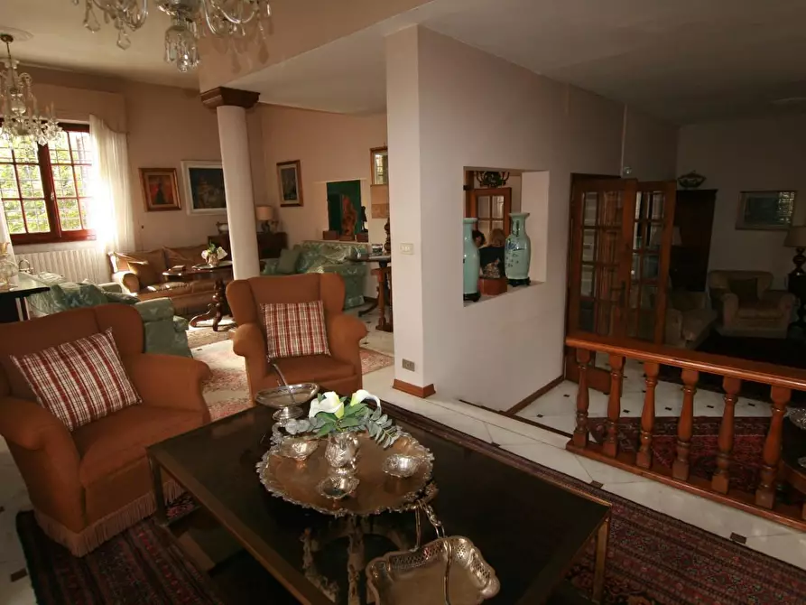 Immagine 1 di Villa in vendita  a Carrara