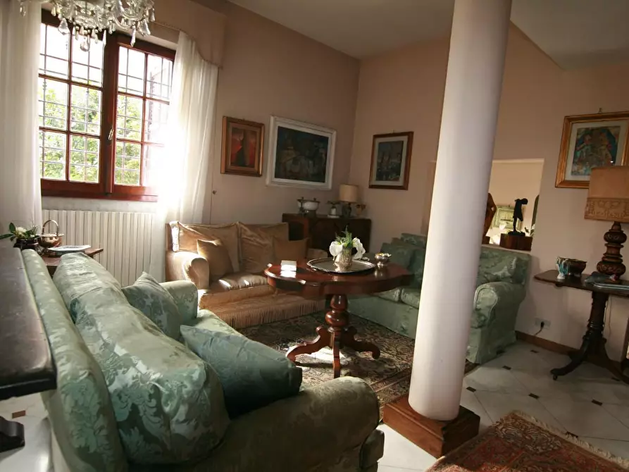 Immagine 4 di Villa in vendita  a Carrara