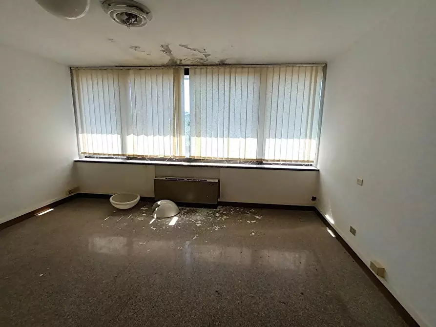 Immagine 6 di Ufficio in affitto  a Capannori