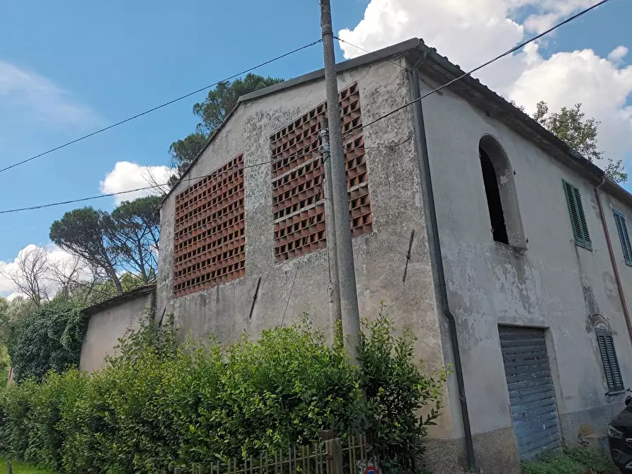 Immagine 3 di Deposito in vendita  a Lucca