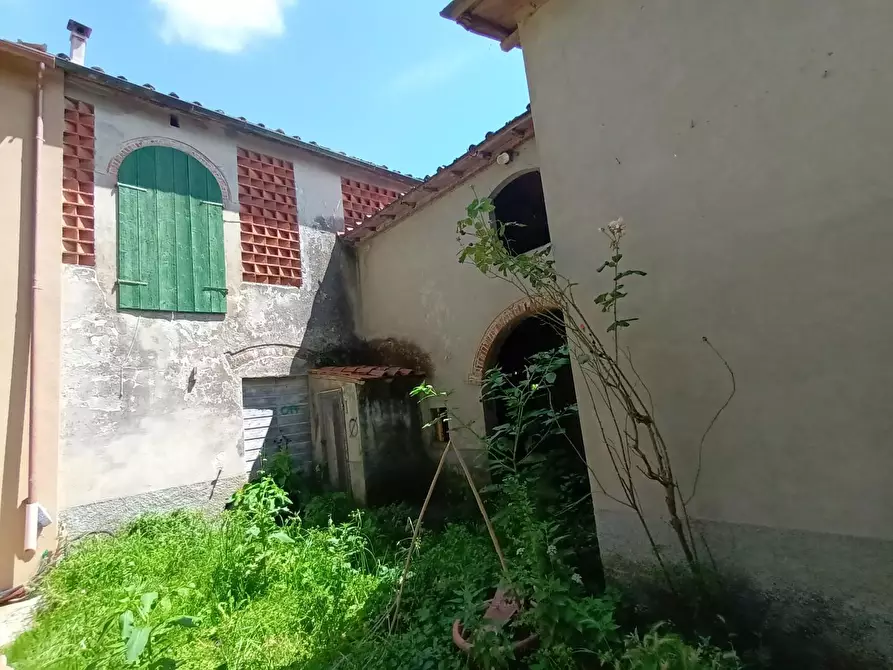 Immagine 7 di Deposito in vendita  a Lucca