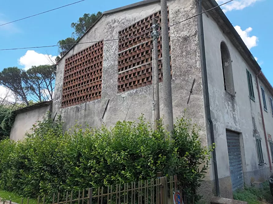 Immagine 2 di Deposito in vendita  a Lucca