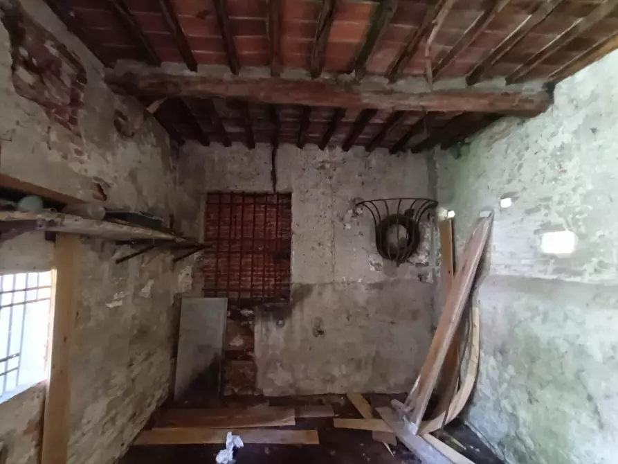 Immagine 10 di Deposito in vendita  a Lucca