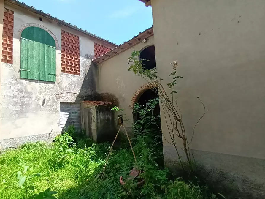 Immagine 8 di Deposito in vendita  a Lucca