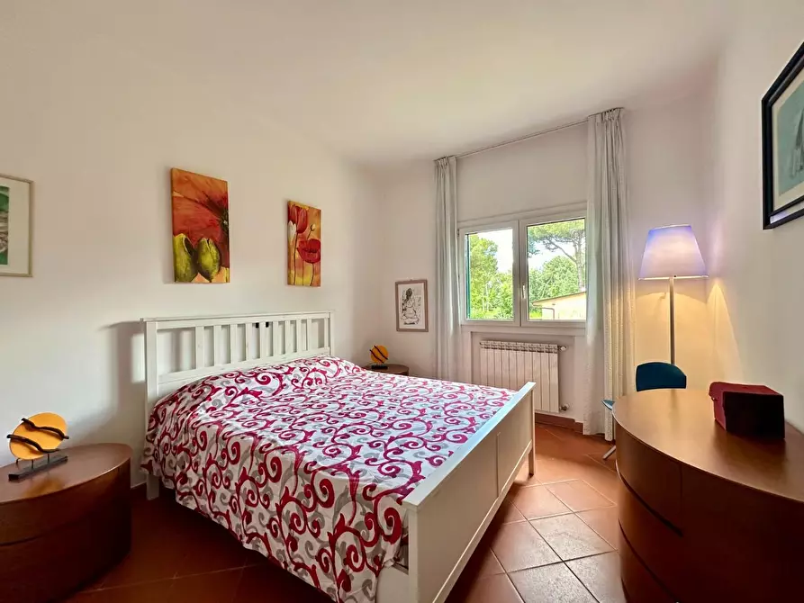 Immagine 17 di Villa in vendita  a Massa