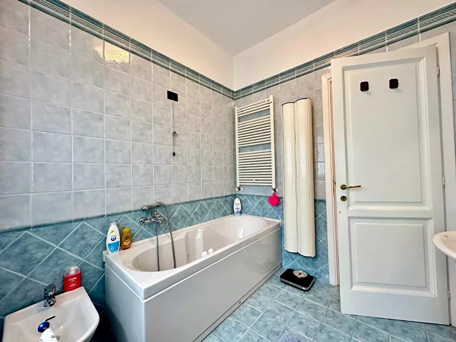 Immagine 48 di Villa in vendita  a Massa