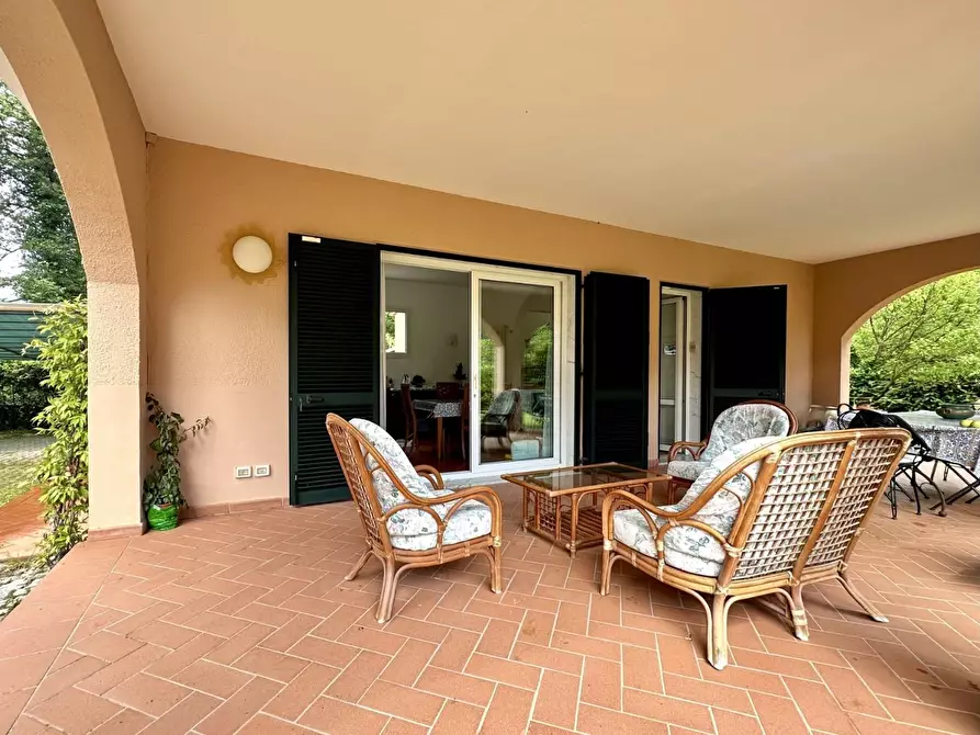 Immagine 7 di Villa in vendita  a Massa