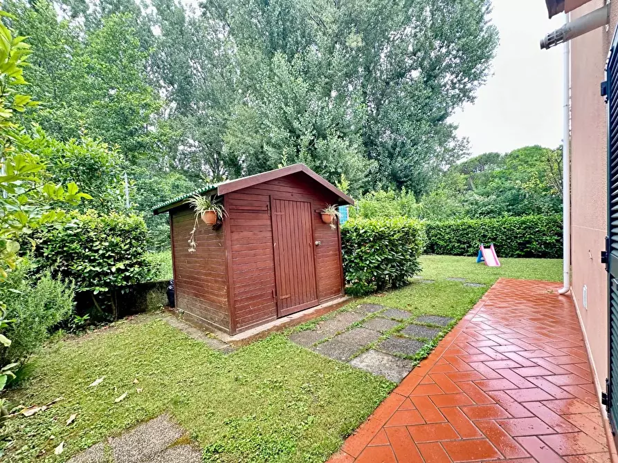 Immagine 28 di Villa in vendita  a Massa