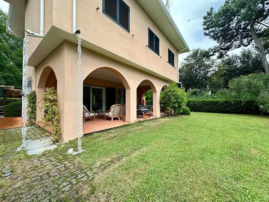 Immagine 2 di Villa in vendita  a Massa
