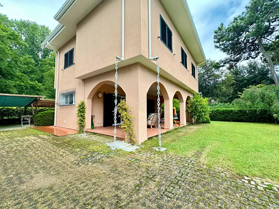 Immagine 32 di Villa in vendita  a Massa