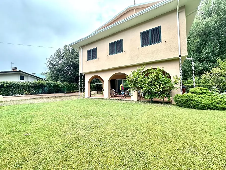 Immagine 3 di Villa in vendita  a Massa