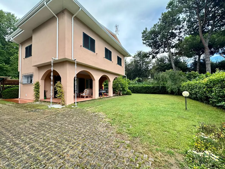 Immagine 1 di Villa in vendita  a Massa