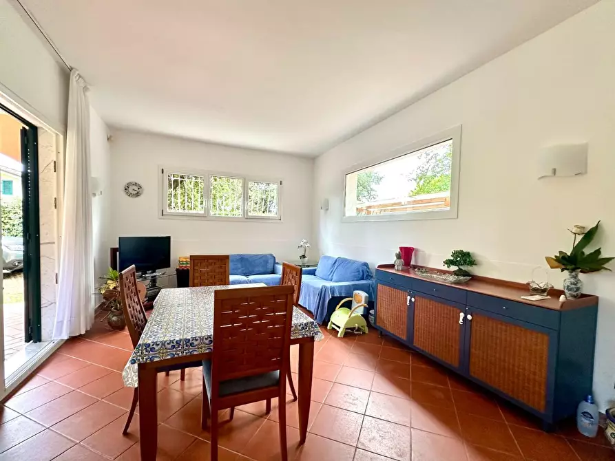 Immagine 12 di Villa in vendita  a Massa