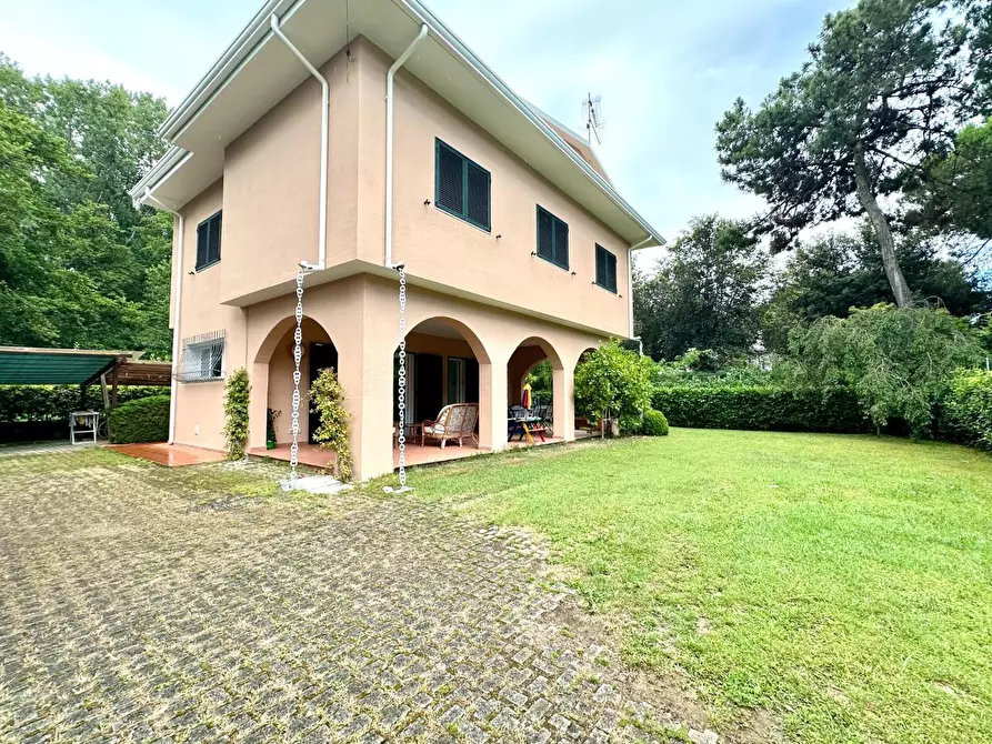 Immagine 31 di Villa in vendita  a Massa