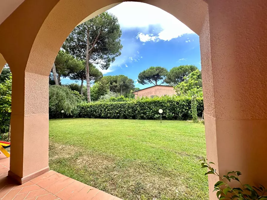 Immagine 5 di Villa in vendita  a Massa