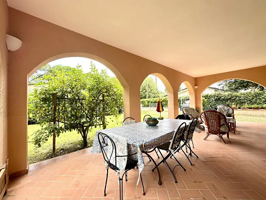 Immagine 9 di Villa in vendita  a Massa