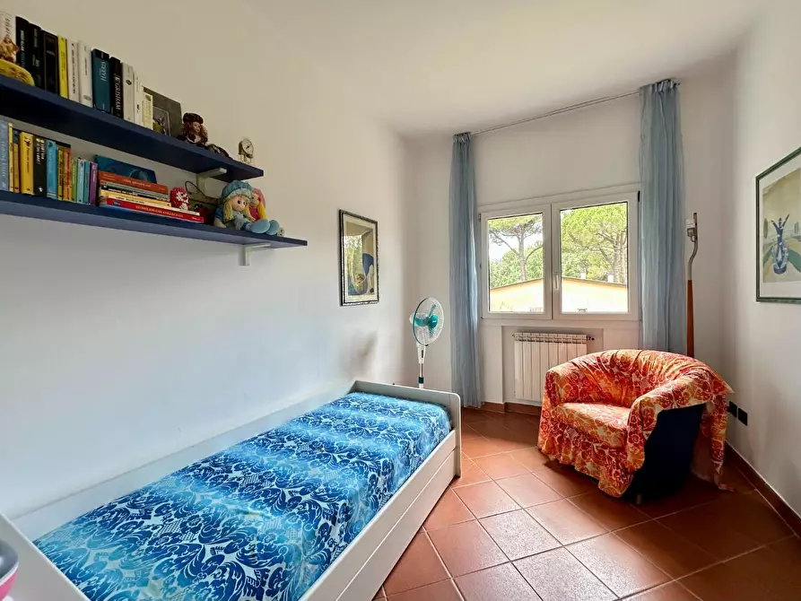 Immagine 21 di Villa in vendita  a Massa