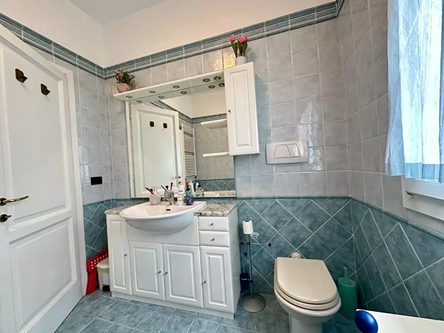 Immagine 47 di Villa in vendita  a Massa