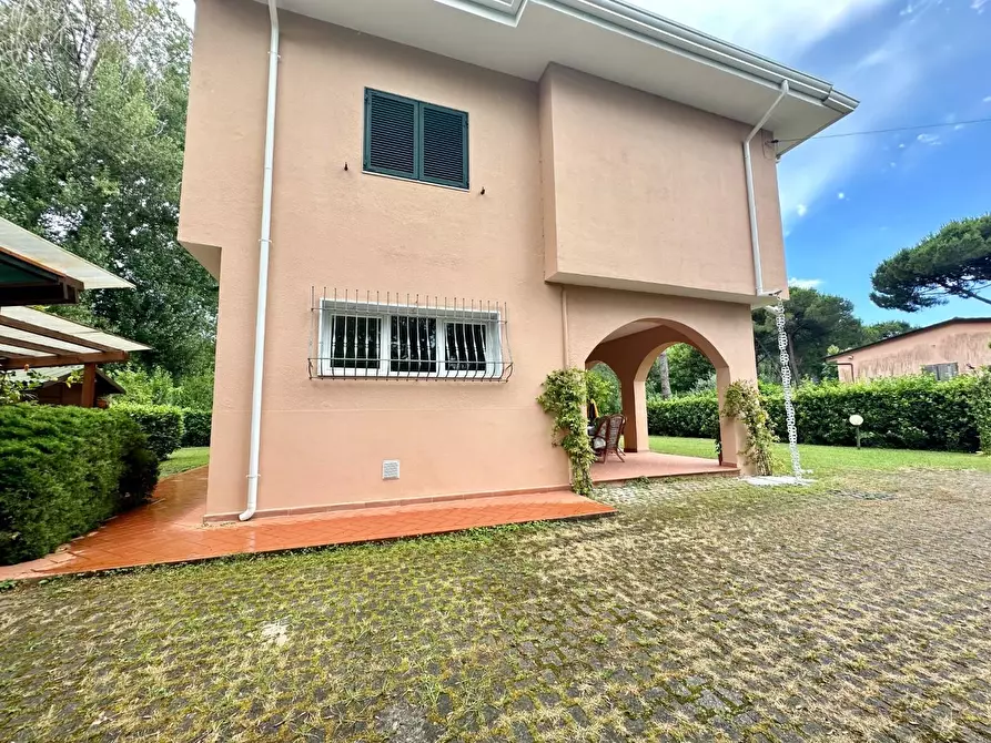 Immagine 34 di Villa in vendita  a Massa