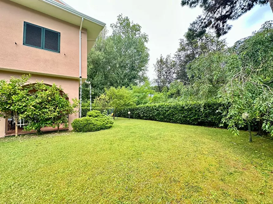 Immagine 30 di Villa in vendita  a Massa
