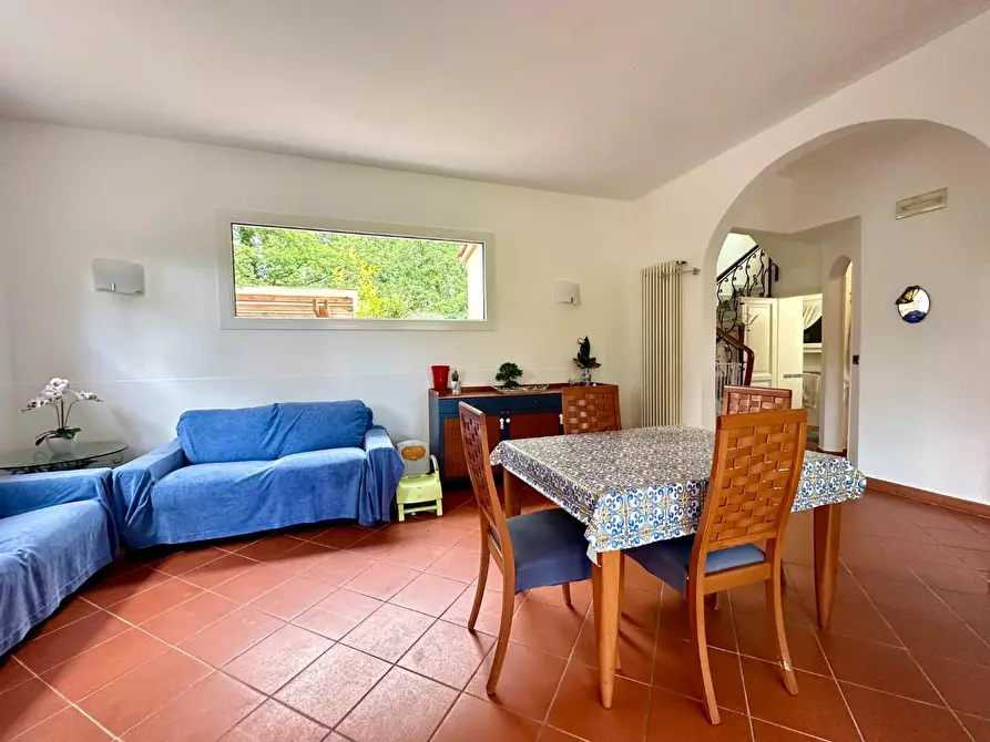 Immagine 11 di Villa in vendita  a Massa