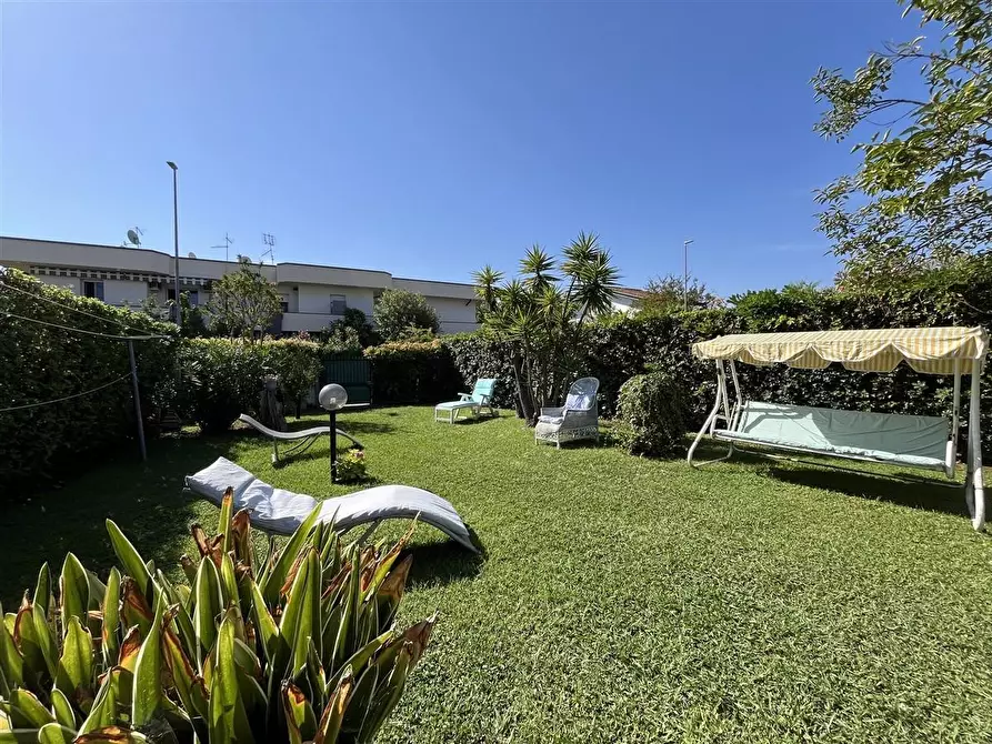 Immagine 2 di Appartamento in vendita  a Massa