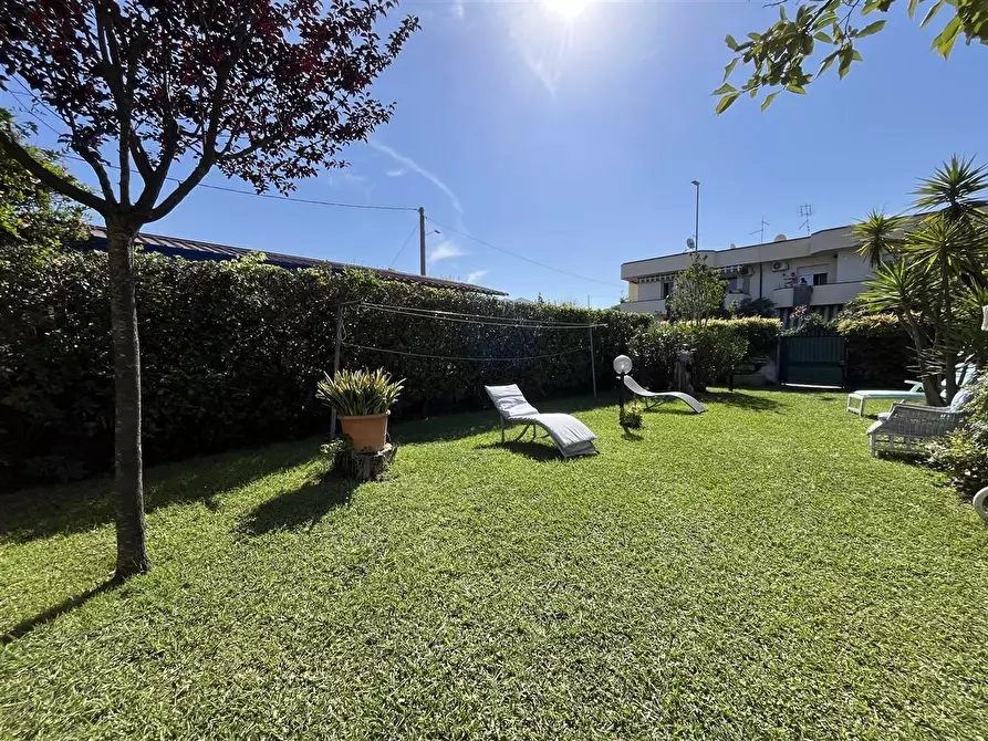 Immagine 3 di Appartamento in vendita  a Massa