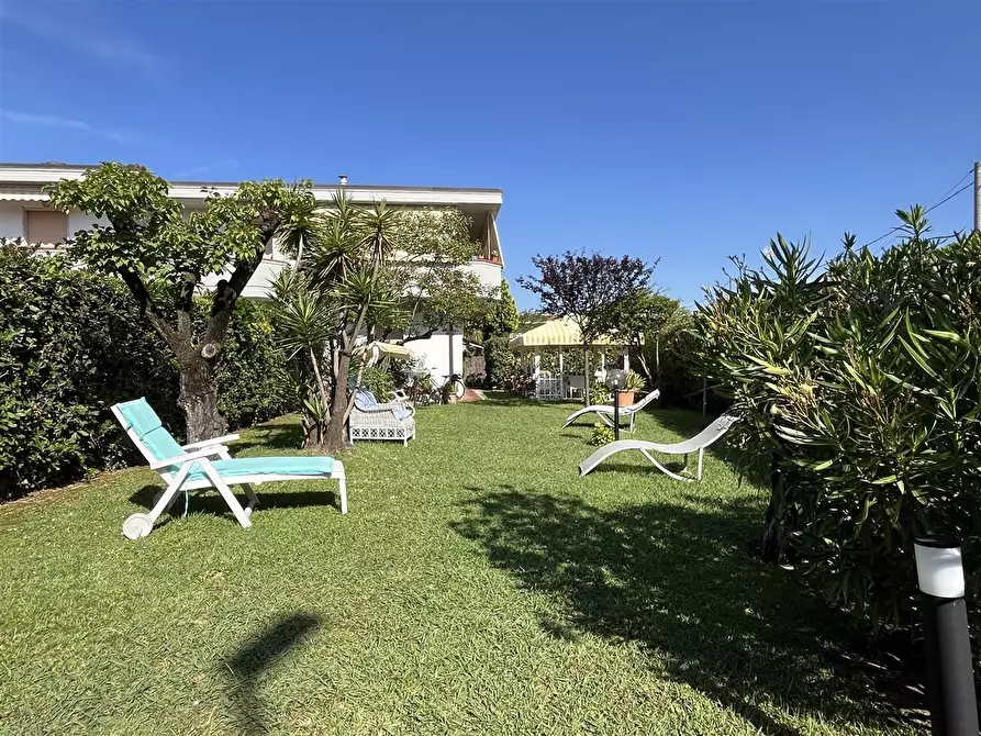 Immagine 1 di Appartamento in vendita  a Massa