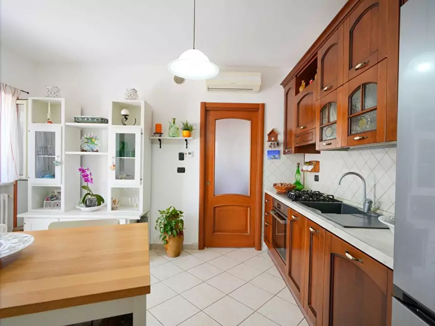 Immagine 41 di Villa in vendita  a Bari