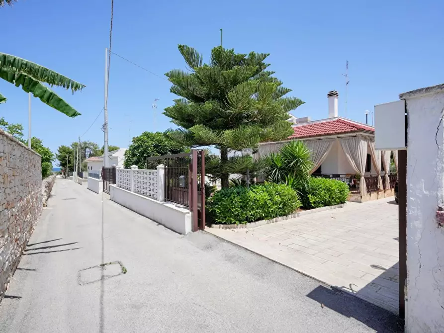 Immagine 49 di Villa in vendita  a Bari