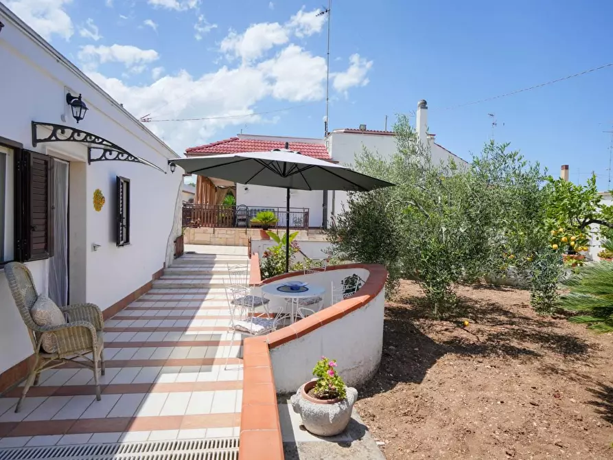 Immagine 38 di Villa in vendita  a Bari